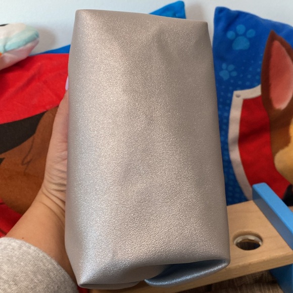 Pre ❤️ Bulgari Perfume Metallic Silver Pouch ( Emirates) - Picture 5 of 9